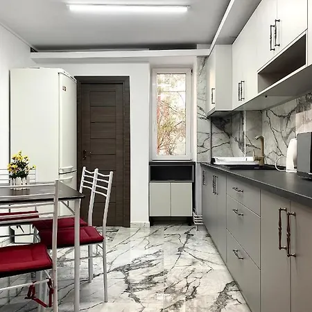 Large In Ultra-central Location Апартаменти *